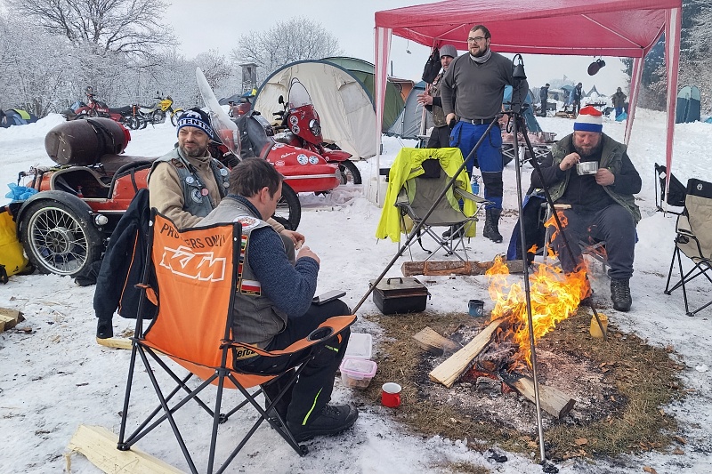 09 Pohodička u ohně