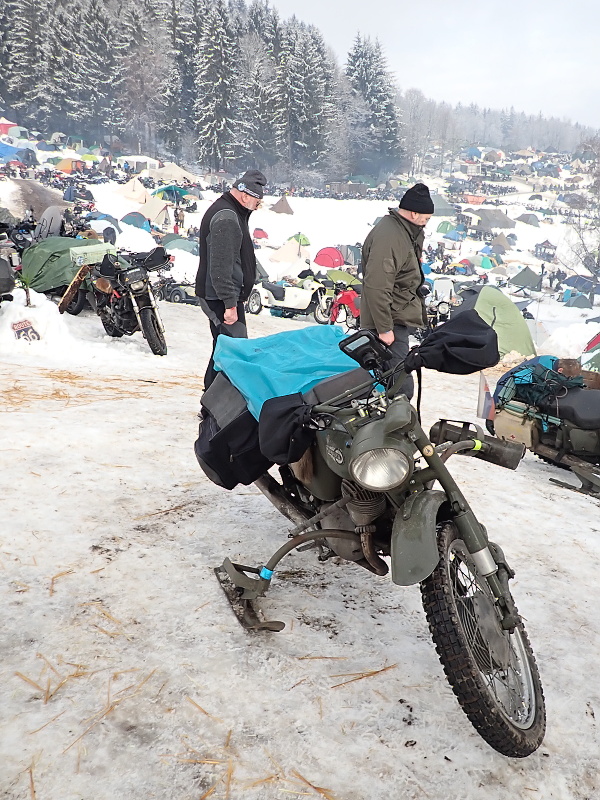 29 Někdo si pomáhá lyžičkami.