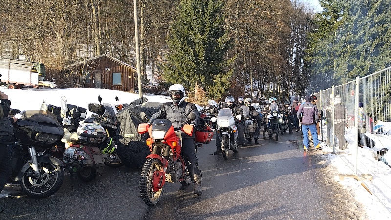 35 V pátek přijíždějí desítky, možná stovky dalších.