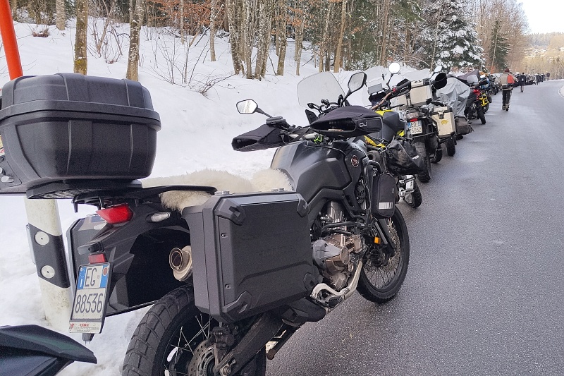 36  Někteří parkují  nahoře, nechce se jim do terénu.