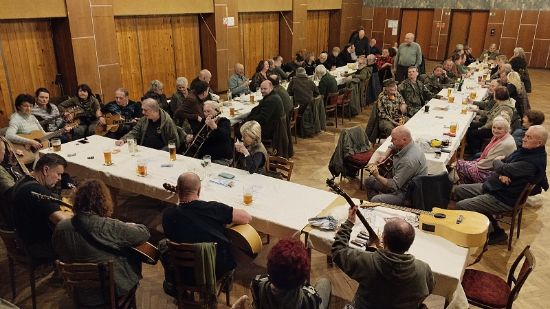 02a Když se sejde přes 100 kamarádů