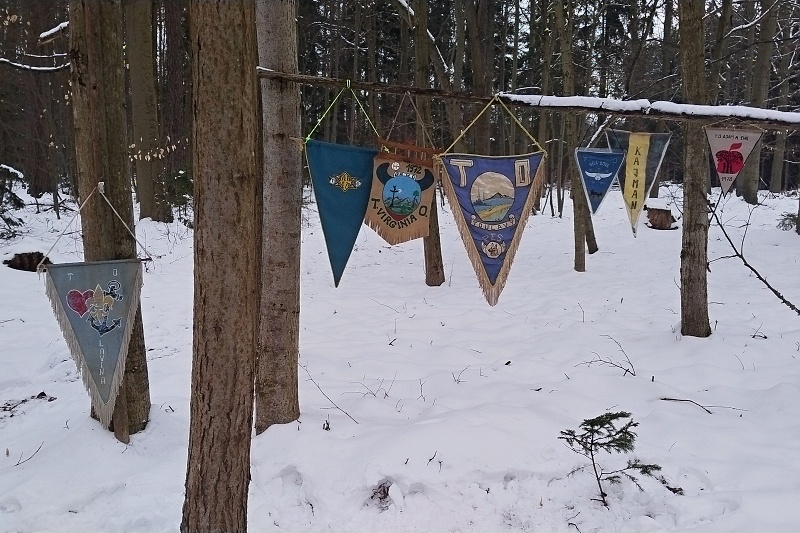 17 Přibývají vlajky zúčastněných osad.