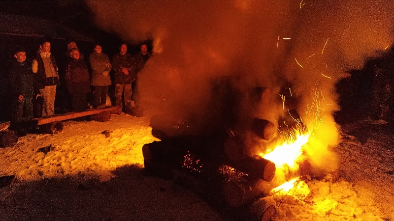 21 Ohni trvalo, než se rozhořel.