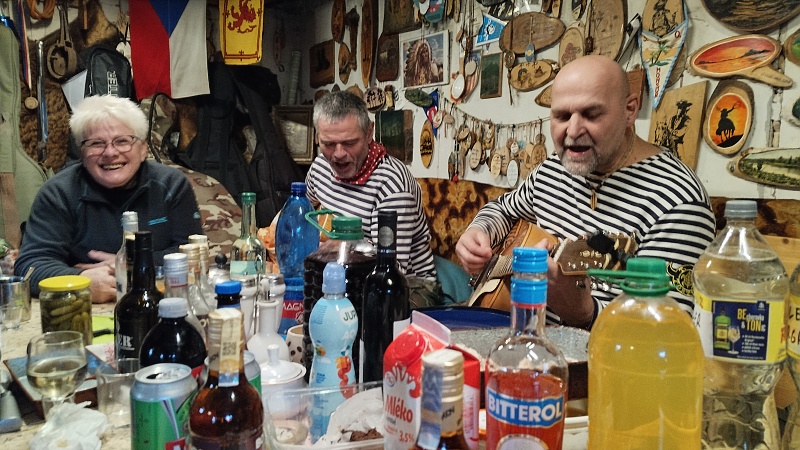 06 Hraje se i ve srubu i venku