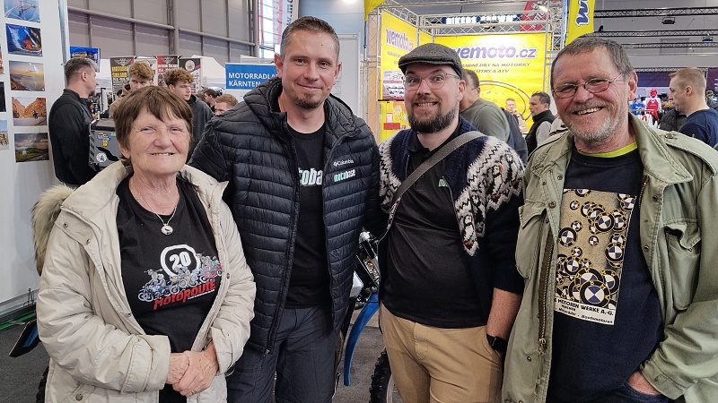 17 Motobase - Michal a Martin vás vezmou do světa. Na motorce.