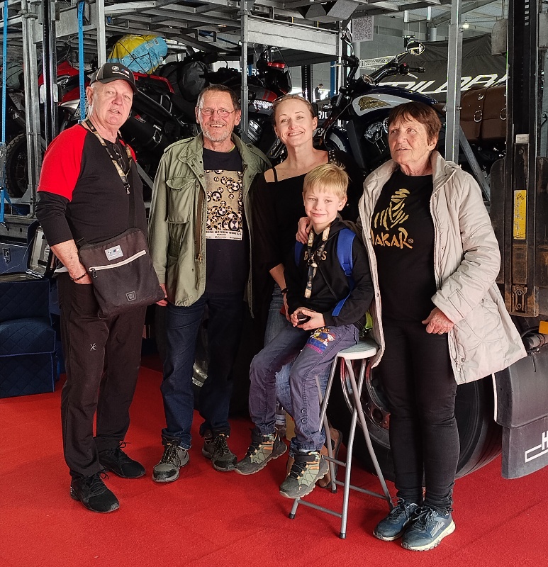 25 Po mámě a tátovi - určitě budoucí motorkář.