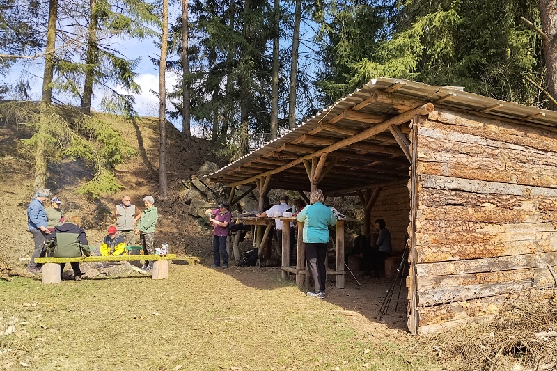 12 Oběd nedaleko vodopádu