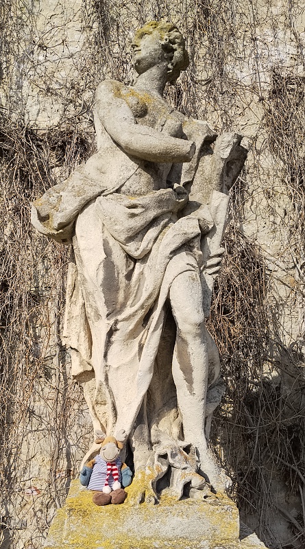 18 V zahradě jsou sochy a kamenné lavice ...