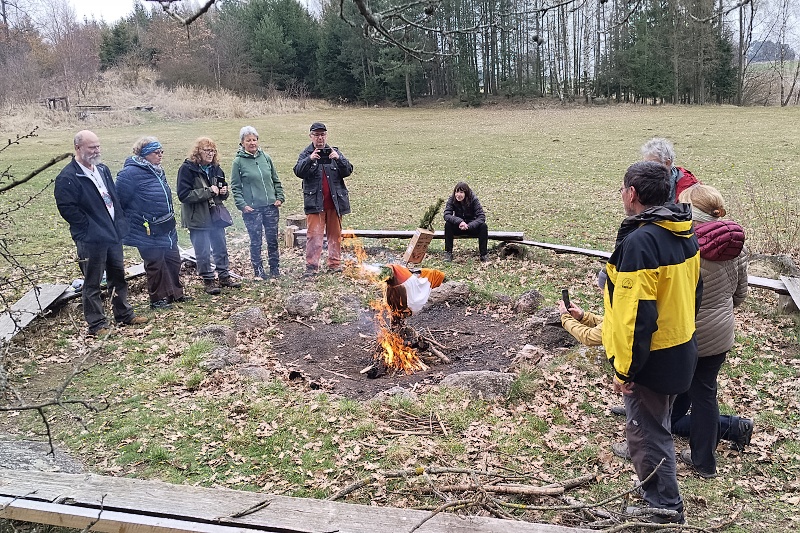 26 Je to dobrý, za zpěvu tradičních dvou písniček hoří.