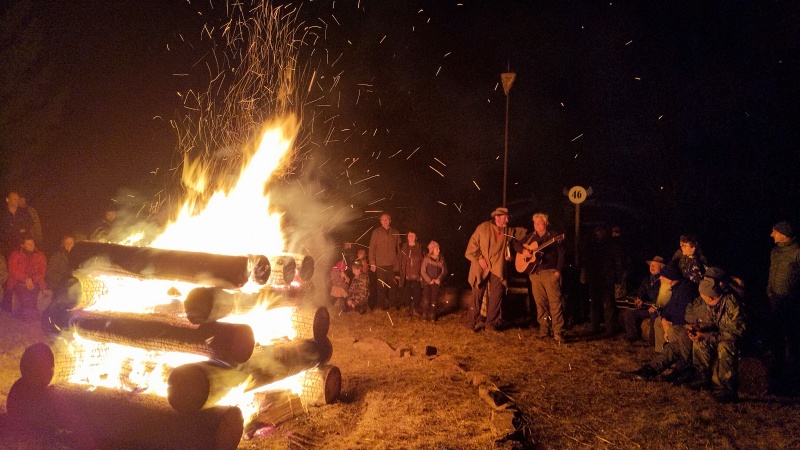 09 Mohutná vatra krásně hoří.