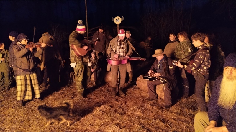 10 Odjakživa se u ohně hraje a zpívá.