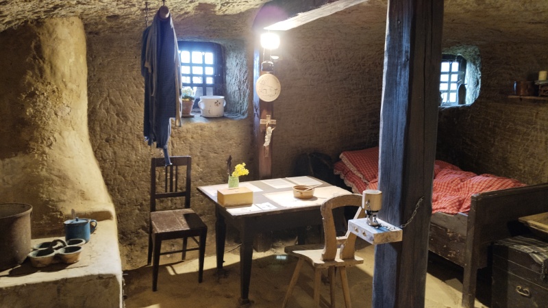 16 Ve sklepích vytesaných v pískovcích se i bydlelo.