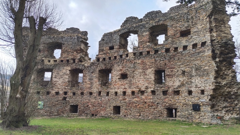 31 Hrad v Dalečíně je od roku 1519 pustý, ale krásný.