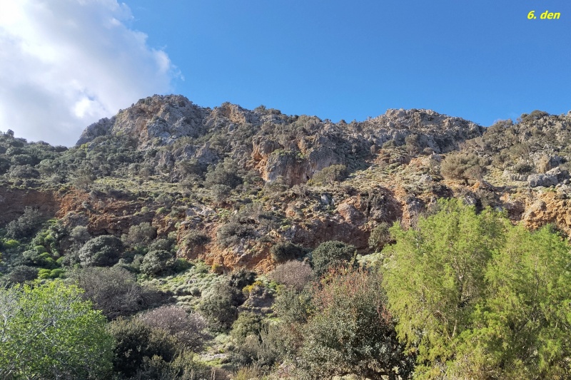 25 Přes hory a doly ...