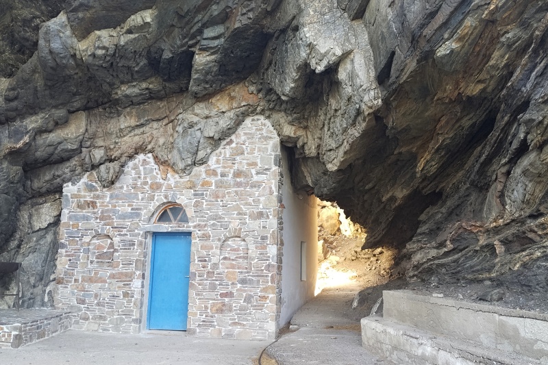 27 Jeden ze skalních kostelů v divočině