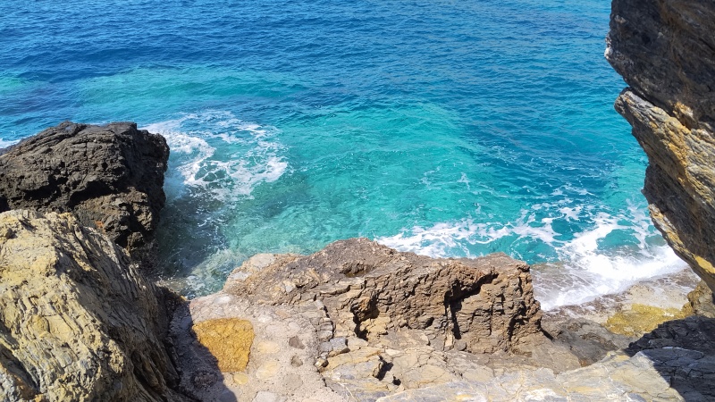 39 Pěkná skála nad plážemi