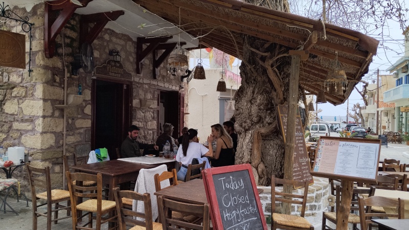 58a Rodiny slaví velikonoční neděli grilováním . doma nebo v pronajaté hospodě.