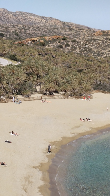 61 Přijíždějí davy lidí, my odjíždíme.