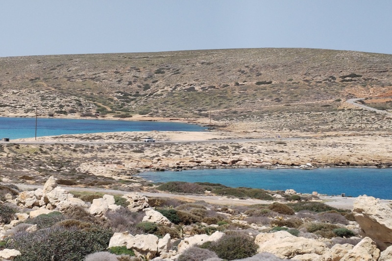 64 Vpravo Libyjské moře, vlevo Egejské moře, na konci poloostrova armáda.