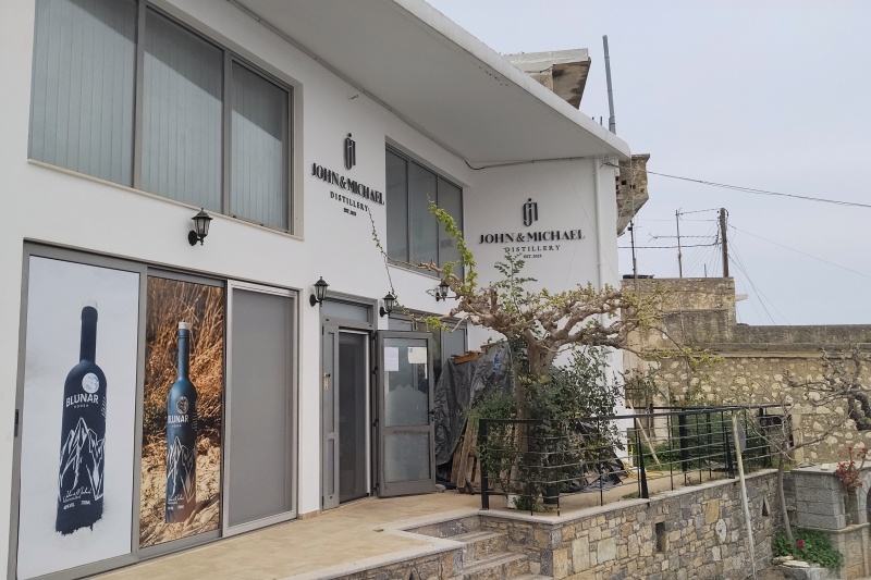 72 Také palírnu tu mají.