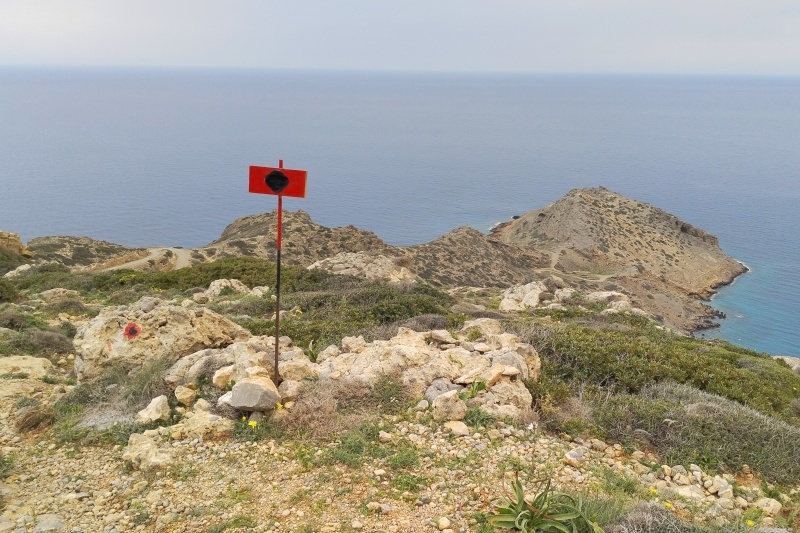 79 Pěšky po dobře značené cestě k majáku