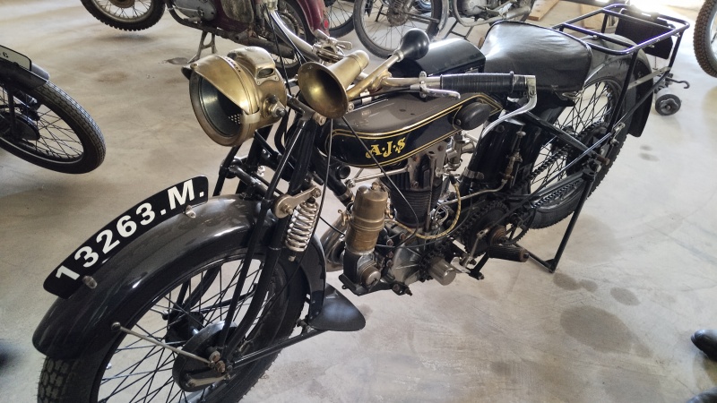 19 Celkem normální motorka