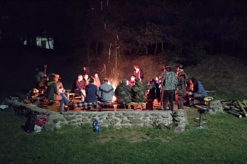 27 U ohně s mladšími kamarády