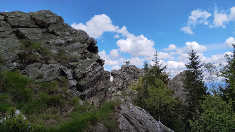 34 Dvě rovnoběžné skalní stěny se jmenují Vířivé kameny.