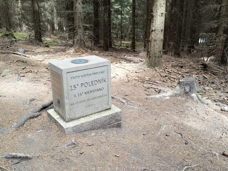 37 Tento poledník vede např. i Jindřichovým Hradcem.
