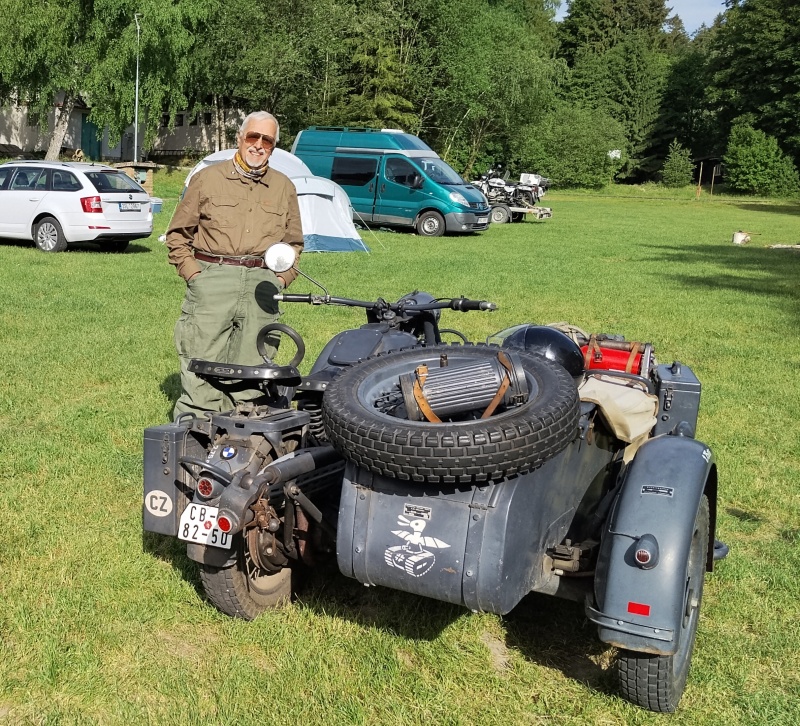 07 Petr přijel na dědečkovi a pradědovi našich motocyklů, na BMW Sahara.