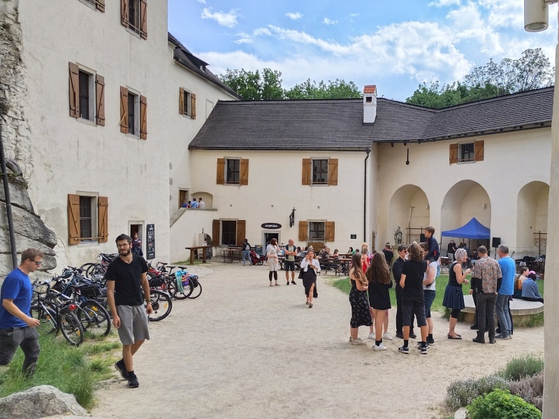 19 Na Roštejně probíhal dětský den s kulturním pořadem.