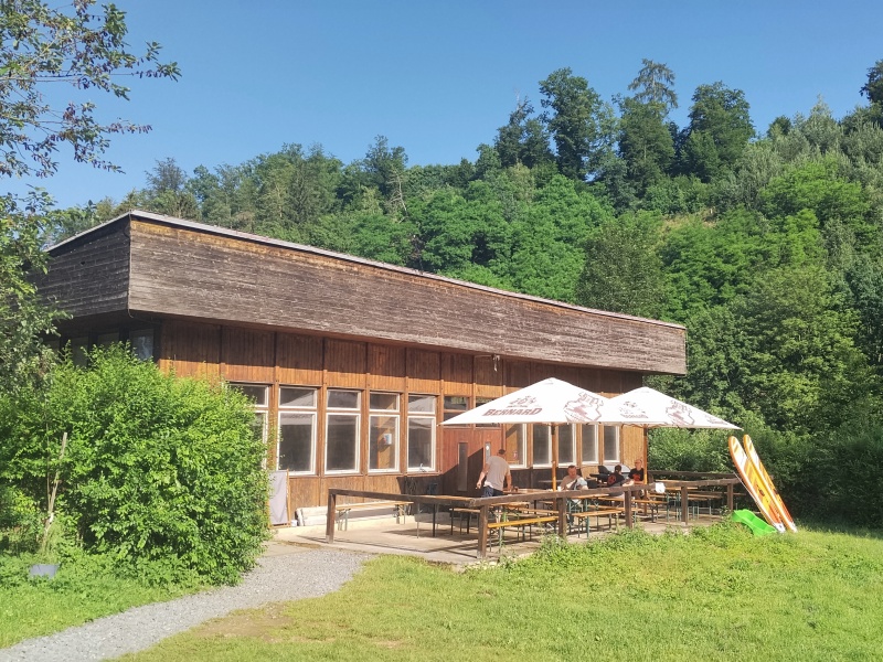 02 Ve vedrech po příjezdu bodne studené pivo.