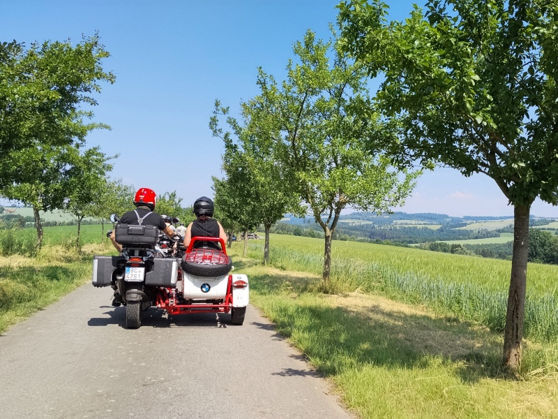 14 V koloně jede asi 35 motocyklů.