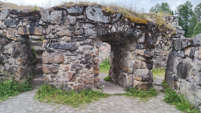 49 V roce 1716 hrad vyhozen do povětří Rusy
