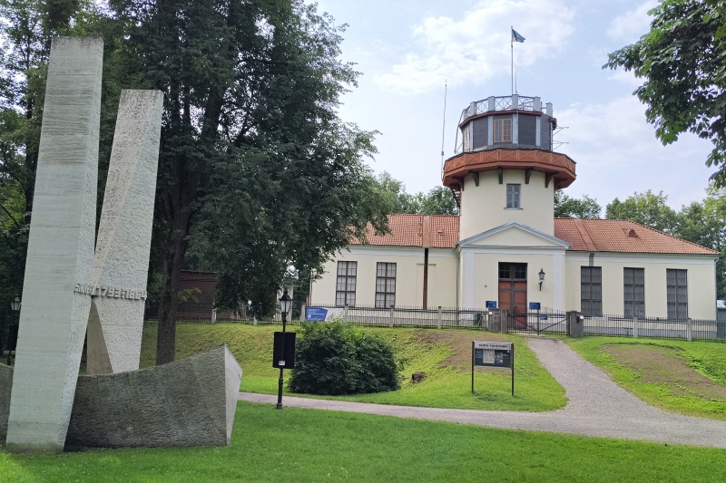 92 Tartu, nejstarší Struveho bod u observatoře z roku 1810
