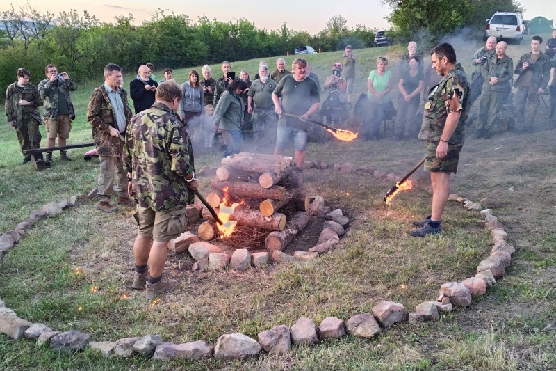 09 Zapálení ohně (malý kvůli suchu)