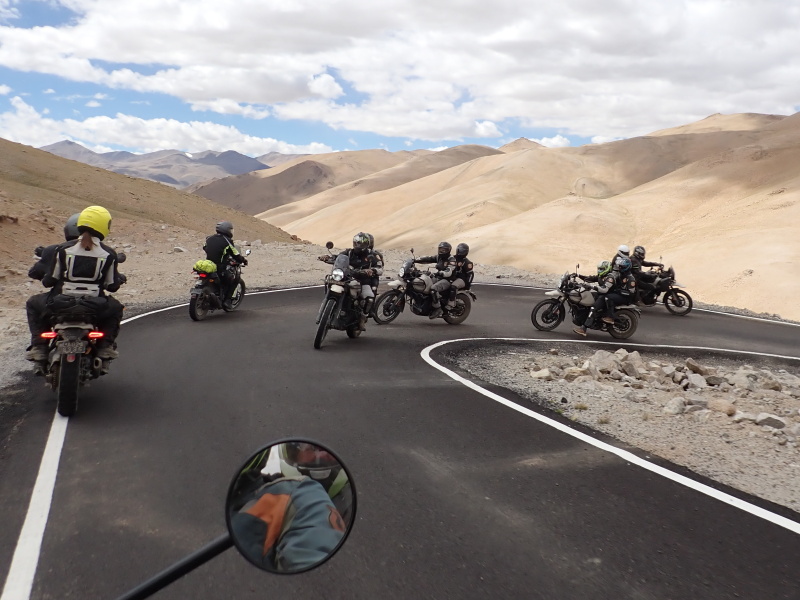 072 Všude plno motorkářů