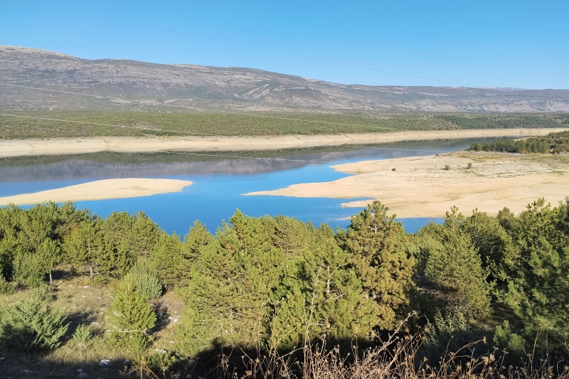 55 Cesta za horami, přehrada Peručko jezero
