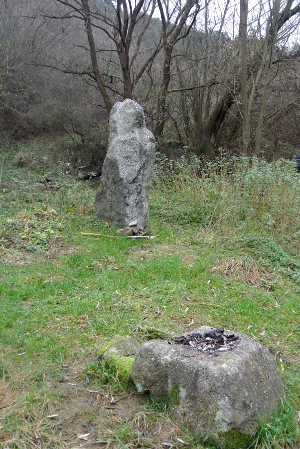 16 Menhir byl vztyčen roku 1994