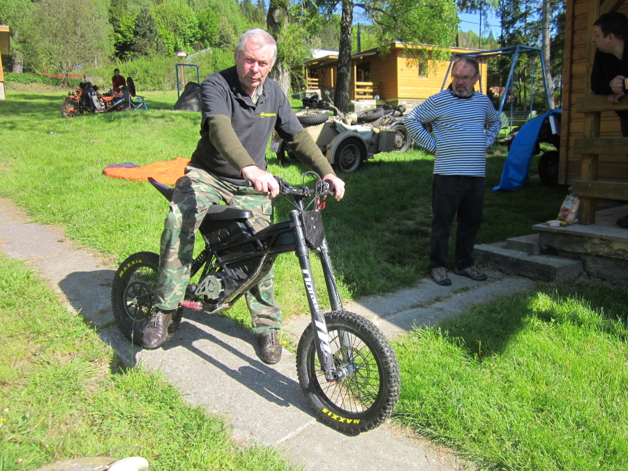 09 Ludva předvádí elektroenduromotorku