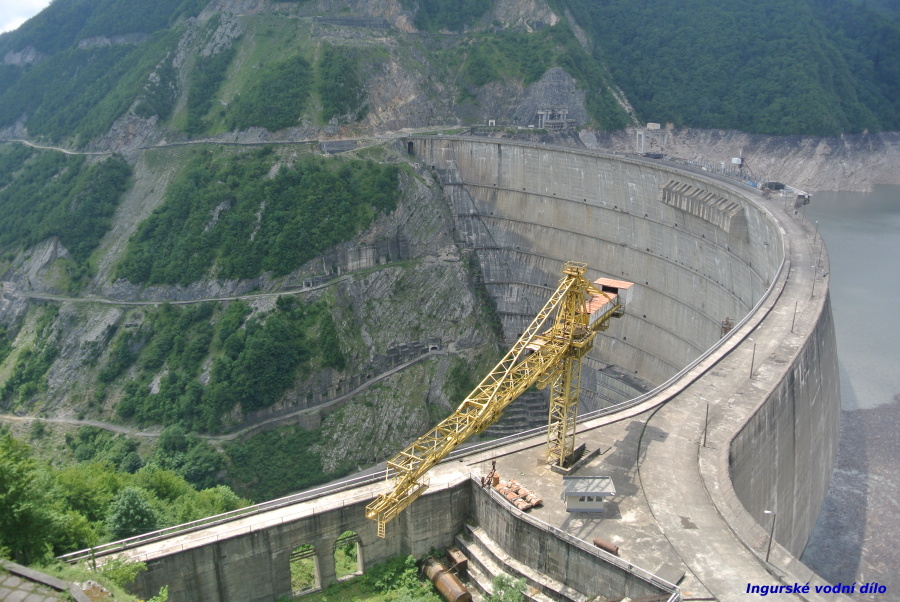 37 Hráz je 272 m vysoká,patří k nejvyšším na světě