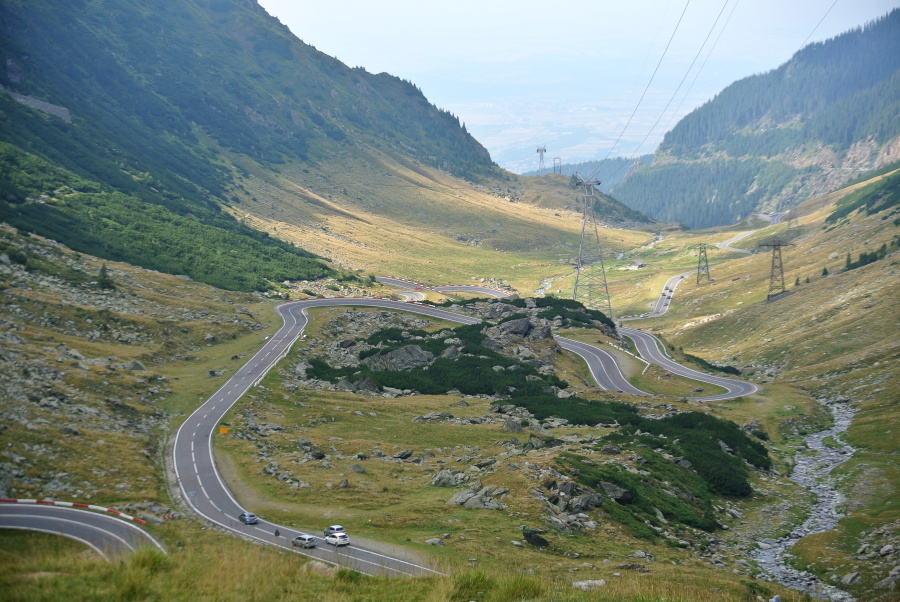 13 Transfagarašská silnice má 90 km a byla  stavěna 1970-1974