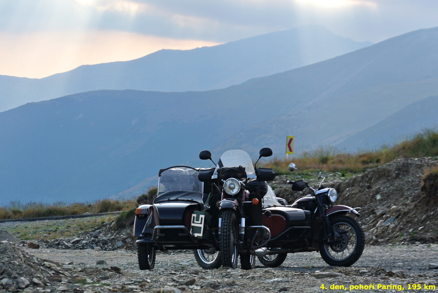 30 Spíme nad letoviskem Ranca na horské silnici Transalpina