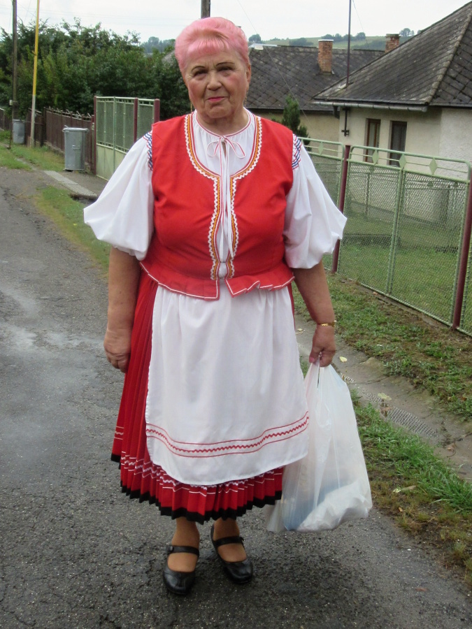 35 Paní jede na folklorní slavnosti do Humenného