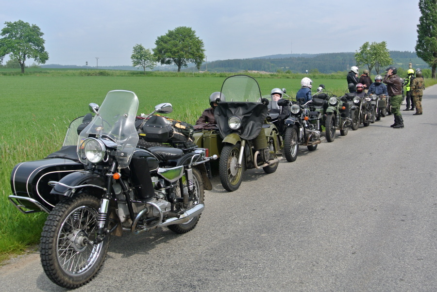 14 Je nás tu 16 sajd a nějaké neúplné motorky na dvou kolech