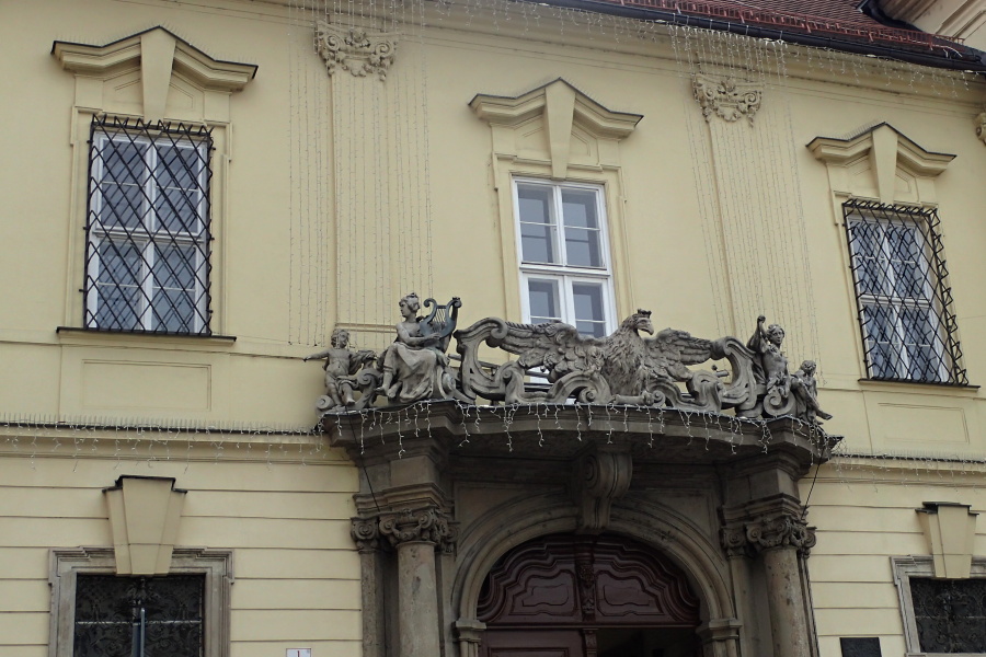 30 Slavný balkon.V roce 1939 tu řečnil Hitler, v roce 1945 Beneš. V roce 1982 jsme tu měli svatbu 