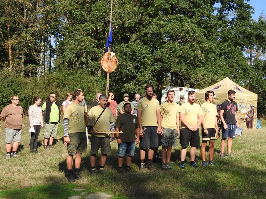 06 Loňští vítězové odevzdávají trofej