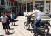 20 Místní motorkář vozí kluky