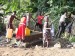 075 Domorodci si vozí vodu z místního vrtu. Pokrok nezastavíš, přejeme jim to.
